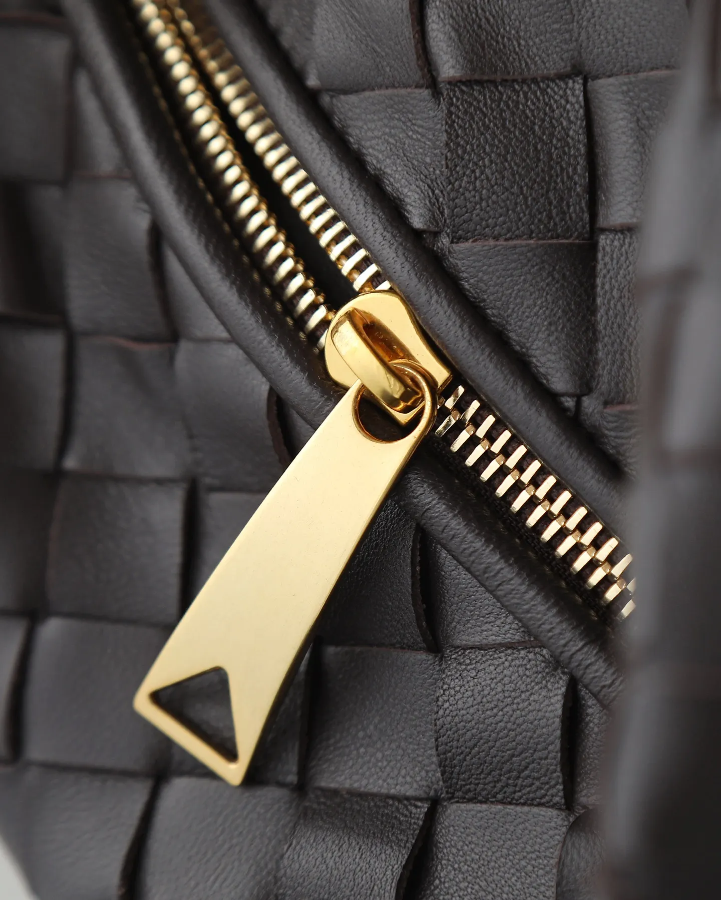 800. Bottega veneta͙.——-The latest braided and knotted hobo🔥 The top-grade lambskin leather is very soft, the bag shape is unique, practical and durable. It retains the traditional weaving elements while being a bit more flamboyant ~ Made of hand-woven sheepskin, zipper opening and closing, curved seamless structure, effortless to match. Highly recommended⚠️⚠️⚠️ The most high-end in the market🌈Welcome to compare [Factory complete package] size: 23x15x5cm.   Model: 651876